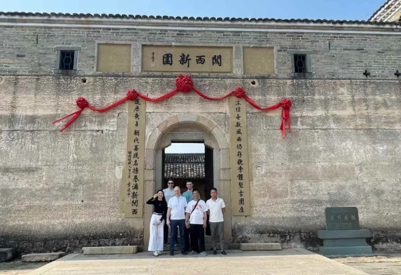 வணிகத்தை உருவாக்குதல், நட்பை உருவாக்குதல்: யான்மிங் மெட்டல் பொறித்தல் தொழிற்சாலை வெளிநாட்டு வாடிக்கையாளர்களுடன் ஒத்துழைப்பை ஆழப்படுத்துகிறது